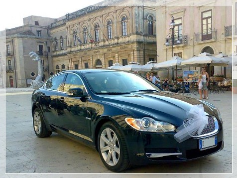 Fotografia della Jaguar Xf per matrimoni su Napoli al costo di euro 300.00