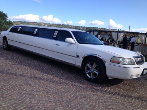 foto della limousine utilizzata per matrimoni e cerimonie a Napoli